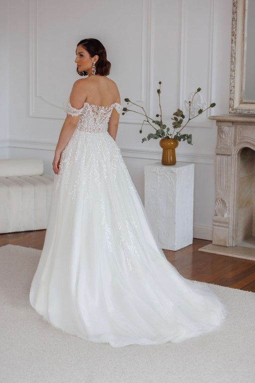 Rückenfreies Curvy Brautkleid mit Tüllschleppe – elegantes Plus Size Brautkleid für moderne romantische Hochzeiten