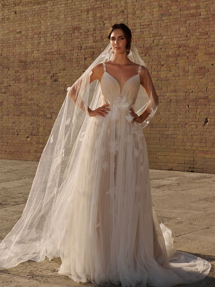 Glamouröses Prinzessinnen Brautkleid mit tiefem Ausschnitt, Schleier und voluminösem Tüllrock – luxuriöses Couture Hochzeitskleid