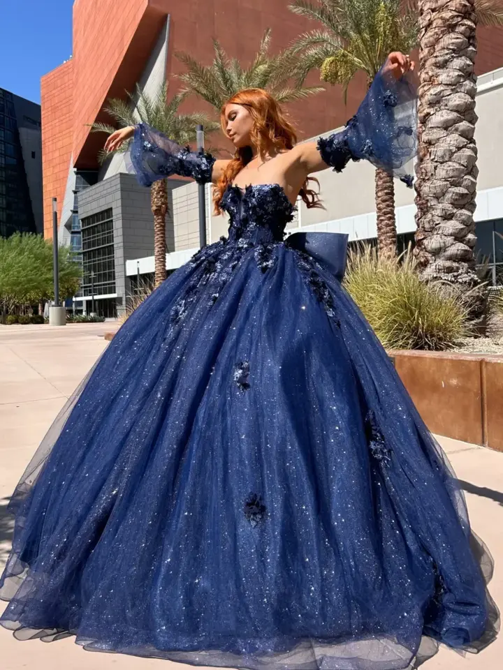 Dunkelblaues Glitzer-Königinnenkleid mit XXL-Ballrock und Schleppe – luxuriöses Schützenfestkleid für Schützenköniginnen
