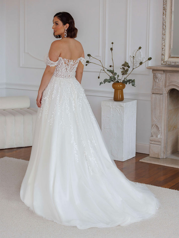 A-Linien Brautkleid mit floraler Spitze und modernem Clean-Look – elegantes Hochzeitskleid für stilvolle Bräute