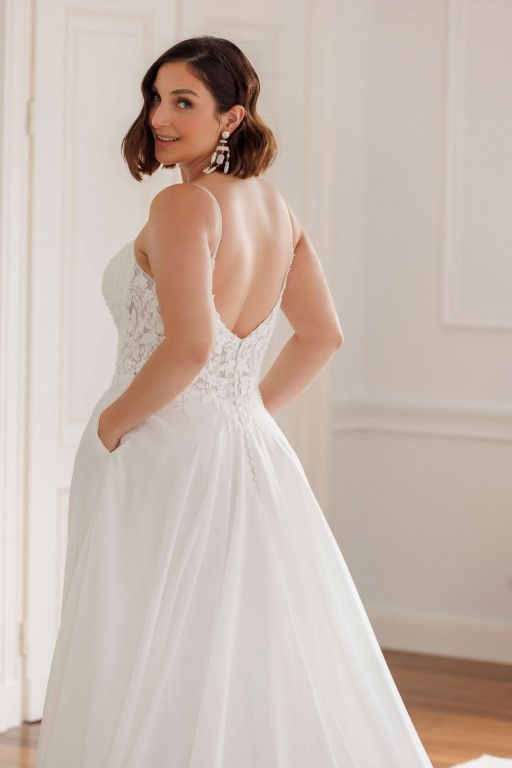 Rückenfreies fließendes Brautkleid mit Tüllrock – romantisches modernes Boho Hochzeitskleid