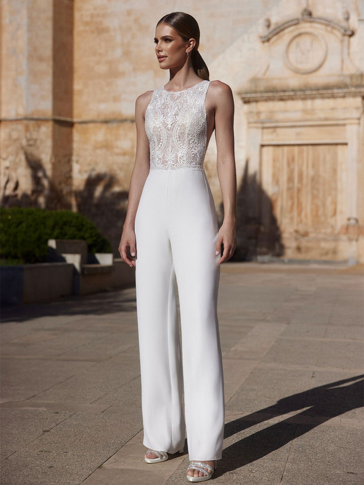 Eleganter Braut Jumpsuit mit Spitzenoberteil und weitem Bein – moderner Bridal Jumpsuit für standesamtliche Hochzeiten