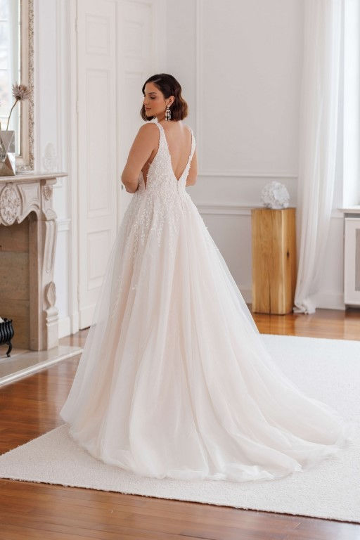 Rückenfreies Curvy Brautkleid mit tiefem Rückenausschnitt und Schleppe – modernes Plus Size Brautkleid für Bräute