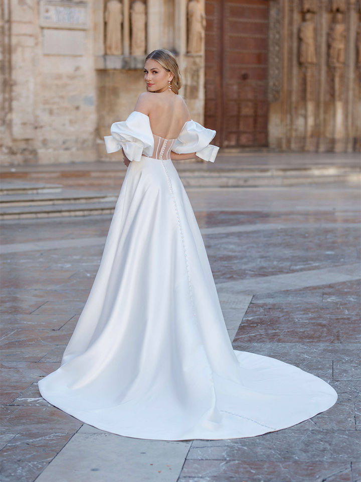 Schlichtes Off-Shoulder Brautkleid mit fließendem Satinrock – modernes A-Linien Hochzeitskleid für Bräute