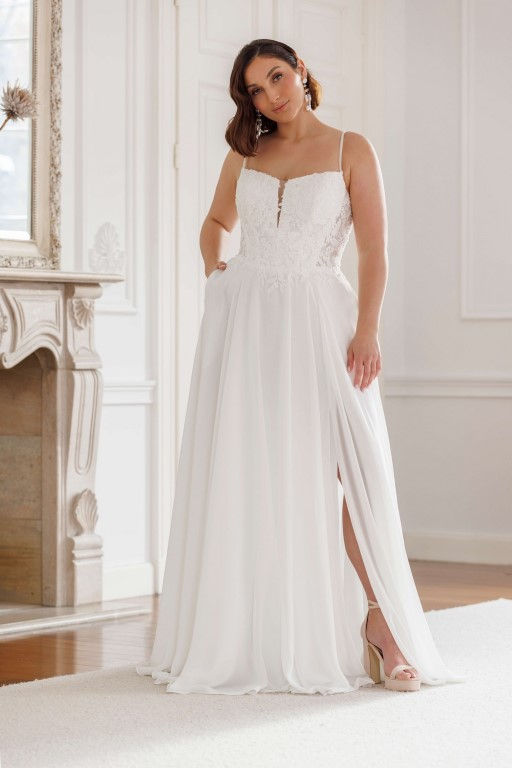 Minimalistisches Brautkleid mit Beinschlitz und Schleppe – modernes Fit and Flare Hochzeitskleid