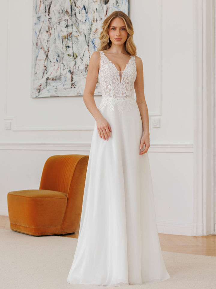 Fließendes Brautkleid mit floraler Spitze und tiefem Ausschnitt – elegantes modernes Hochzeitskleid