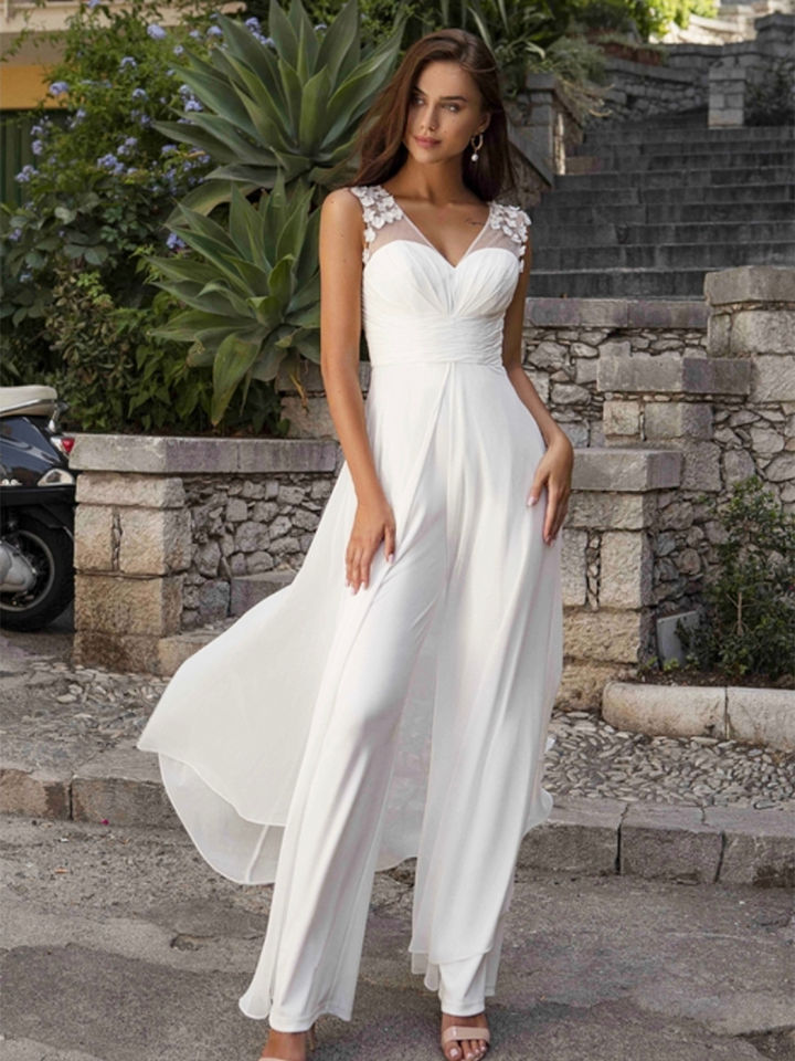 Fließender Braut Jumpsuit mit tiefem V-Ausschnitt und Cape – moderner eleganter Bridal Look für Standesamt und Hochzeit