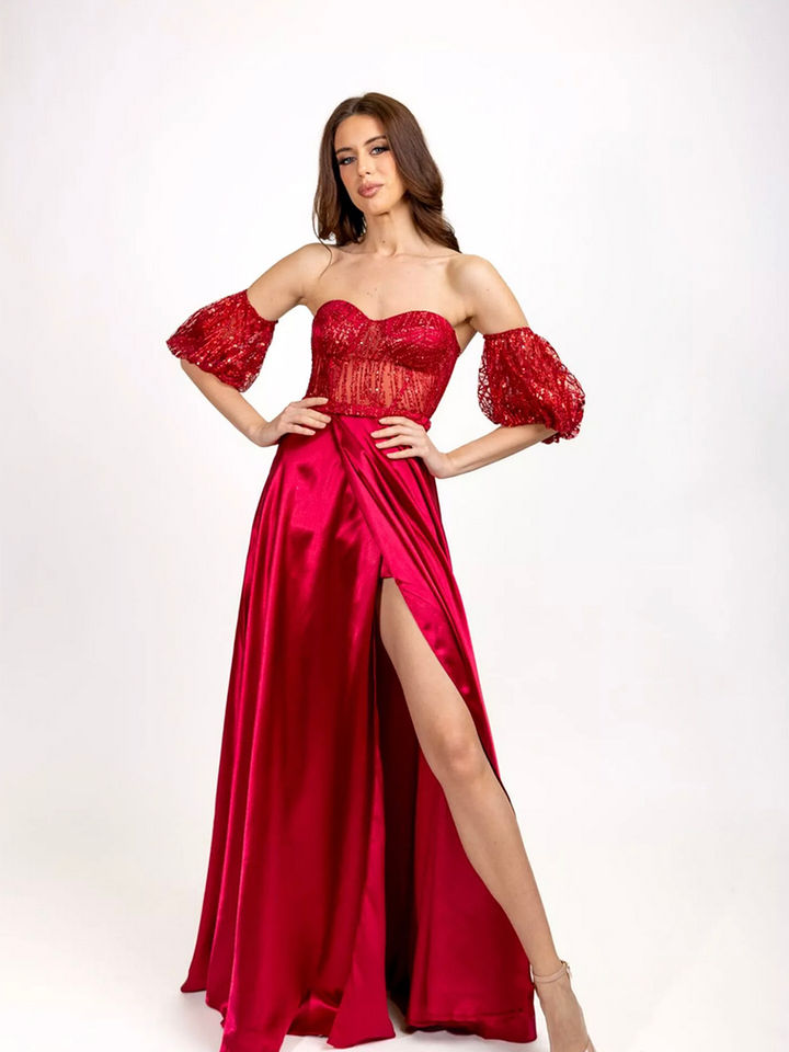 Rotes Satin-Hofstaatkleid mit Carmenärmeln und Beinschlitz – glamouröses Schützenfestkleid und elegantes Ballkleid