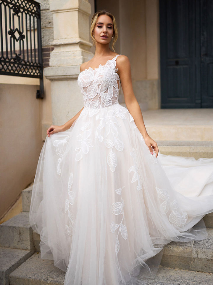 Prinzessinnen Brautkleid mit Corsage, Tüllrock und floraler Spitze – elegantes märchenhaftes Hochzeitskleid mit Schleppe