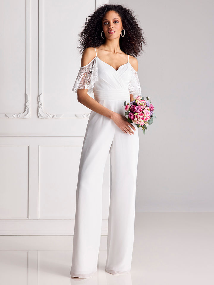 Eleganter weißer Braut Jumpsuit mit schulterfreiem Ausschnitt und moderner, femininer Silhouette für standesamtliche Hochzeiten.