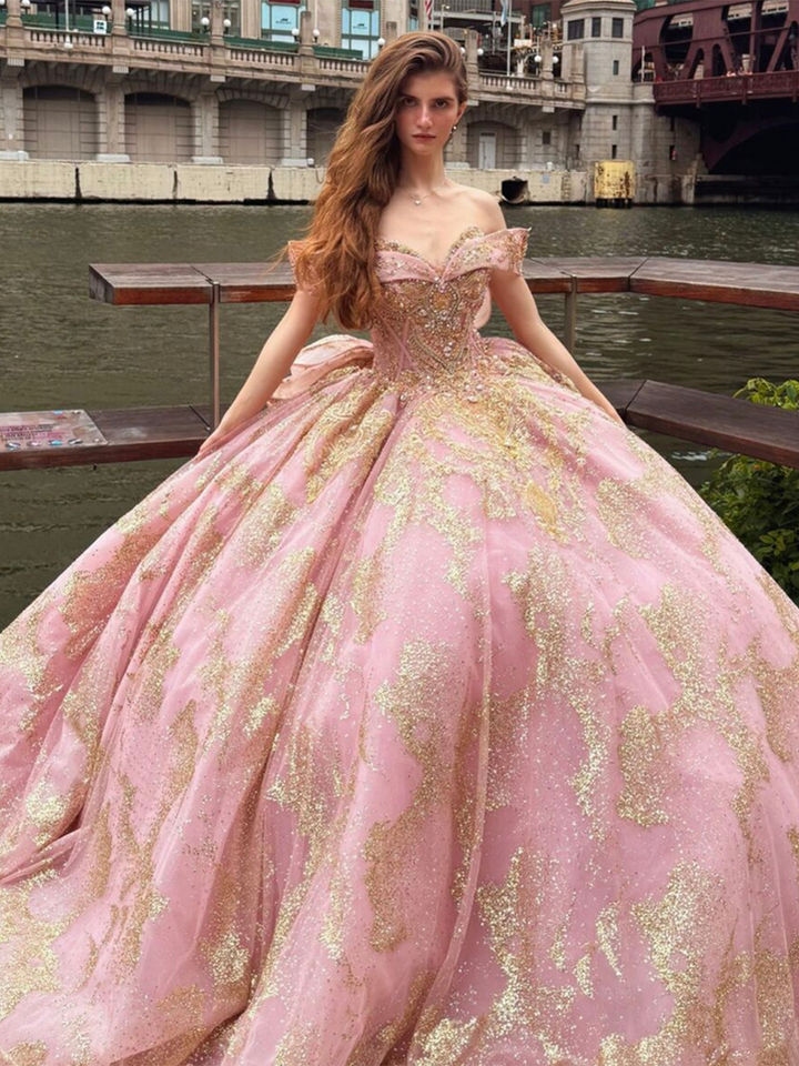 Rosafarbenes Königinnenkleid mit Goldstickerei, XXL-Tüllrock und Schleppe – exklusives Ballkleid für Schützenköniginnen