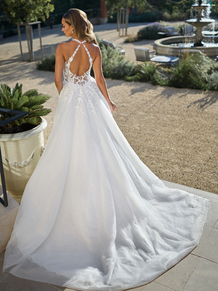 Rückenfreies Prinzessinnen Brautkleid mit voluminöser Schleppe und Tüllrock – luxuriöses märchenhaftes Brautkleid