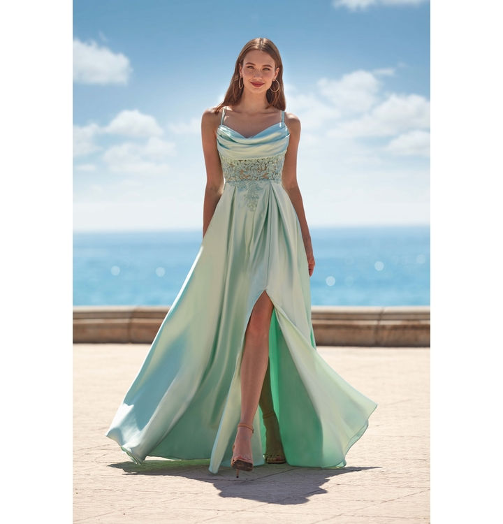Salbeigrünes Hofstaatkleid mit fließendem Rock und Beinschlitz – elegantes Schützenfestkleid und modernes Abendkleid