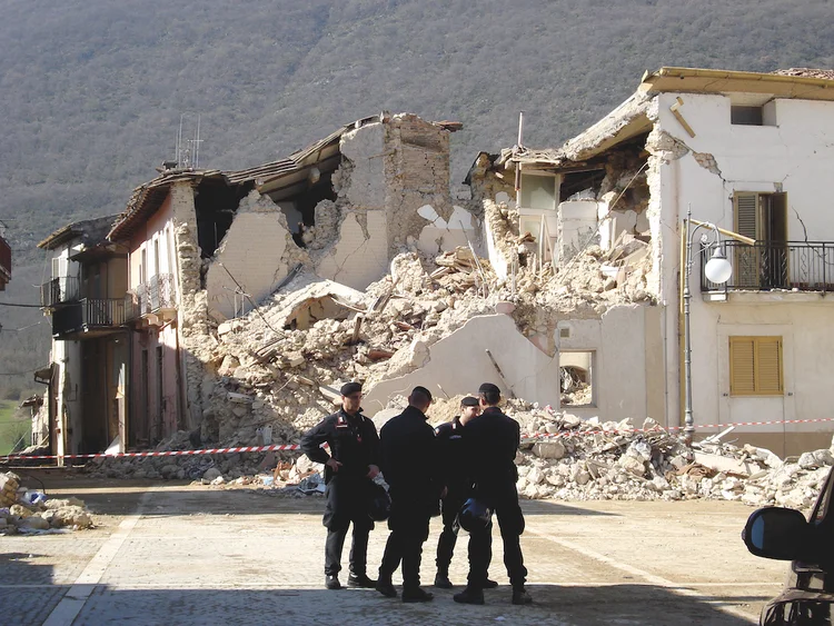 PASM e il terremoto, palazzo caduto