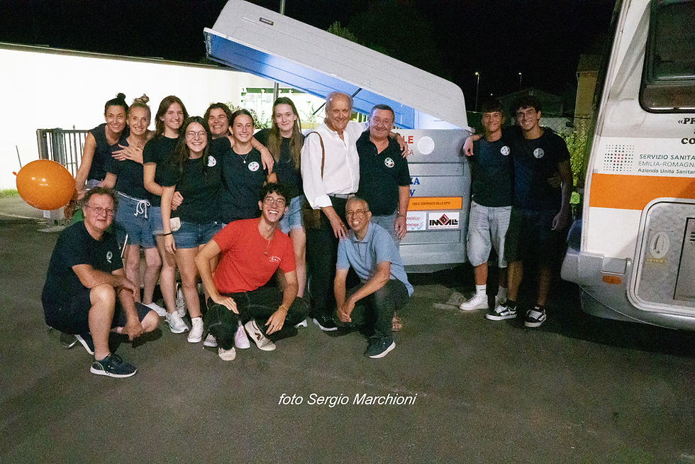 Insieme ricevendo la donazione di Imball

