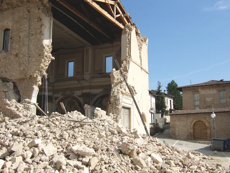 PASM e il terremoto, palazzo caduto