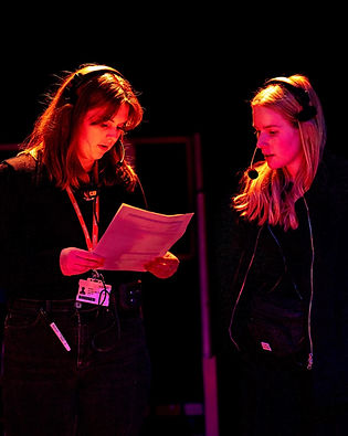 2 stage managers communicating