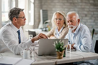 Couple_de_seniors_et_leur_directeur_de_banque_à_l_aide_d_un_ordinateur_tout_en_ayant_des_consultations_au_bureau