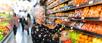 Femme-senior-achetant-des-fruits-et-légumes-en-boutique
