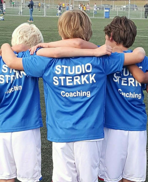 TUDIO STERKK sponsort JEKA jeugdvoetbal met teamshirts