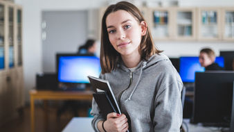 Student ontspannen met huiswerk, symbool voor studio coaching bij STUDIO STERKK