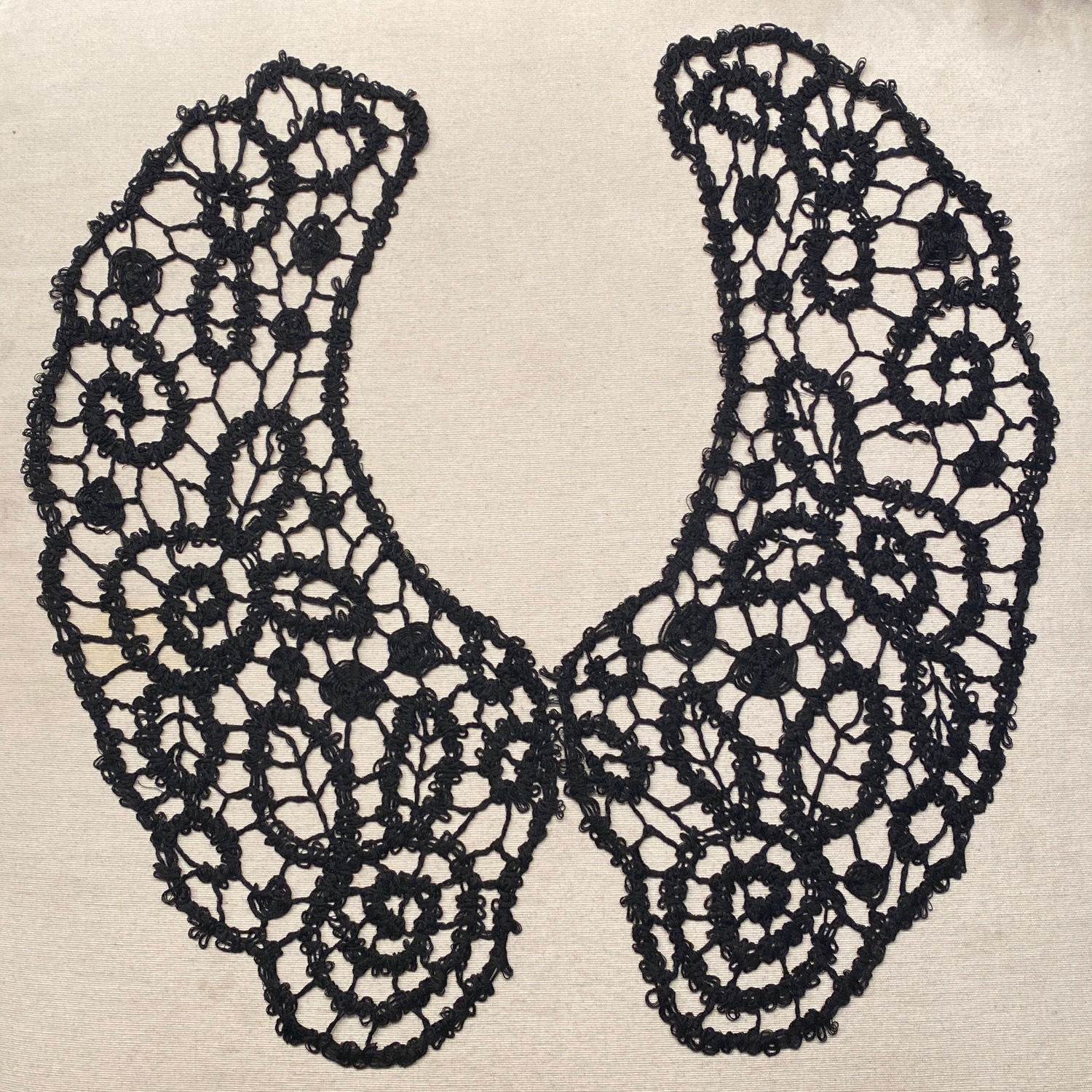 Par de cuellos bordados  25 cms Fab Chile