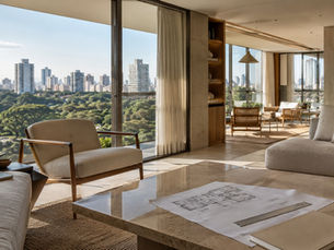 Sala com vista para São Paulo falando sobre o preço por metro quadrado considerando uma planta do imóvel