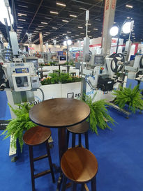 Locação mesas e cadeiras, aluguel de mesa e cadeira em madeira, locação de mesa e cadeira bar e restaurante, móveis para bares e restaurantes