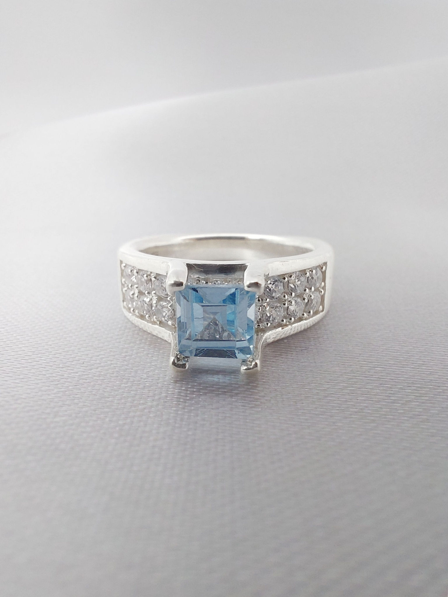 Anel  Água Marinha Cravejado