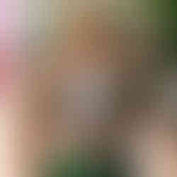 Woman holding a handcrafted macrame bracelet with gemstone SmeRuci.