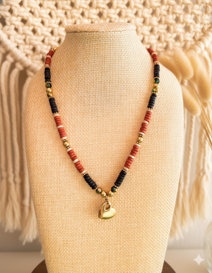 Collar artesanal de arcilla griega y cristal checo con dije dorado, en diseño boho hecho a mano.