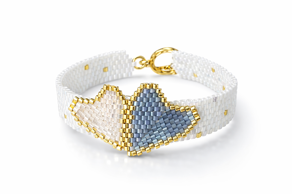 Miniatura: Pulsera TwinSoul azul y blanco de cuentas Miyuki con diseño de doble corazón y cierre dorado.