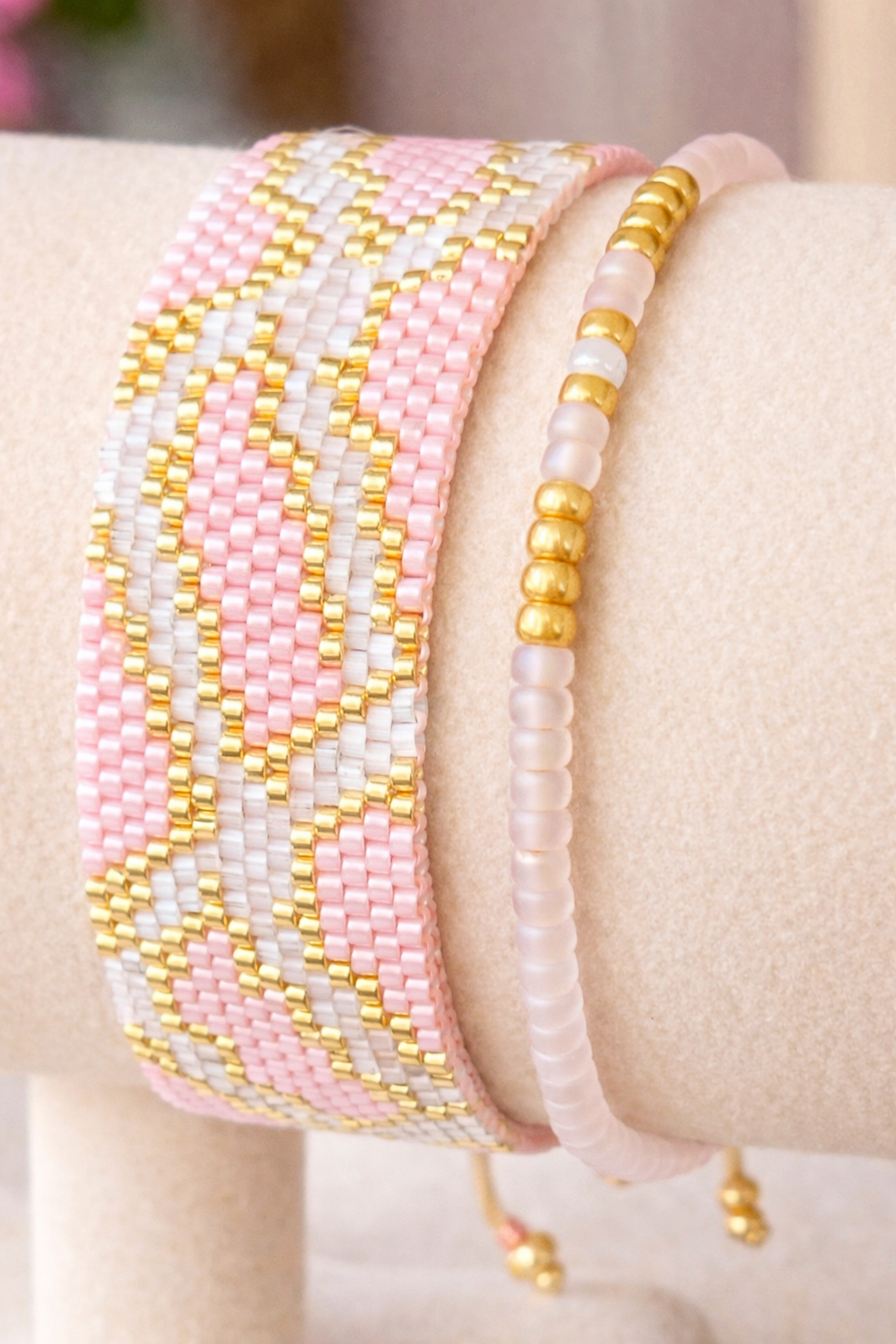 Miniatura: Vista lateral del tejido artesanal del Conjunto Python Rose. Detalle de cuentas doradas y patrón serpiente.