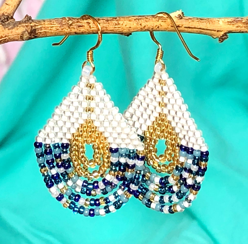 Miniatura: Pendientes largos mujer. Blanco, dorado y azules. Plata chapada en oro. Outfit chic
