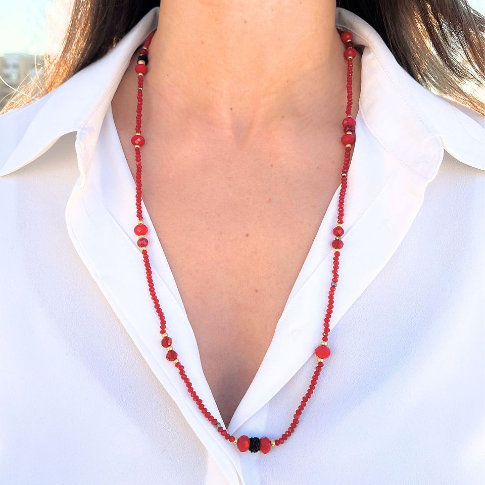 Collar Amanecer, un collar largo hecho a mano con bolitas de cristal checo en tonos rojos vibrantes y detalles dorados. Su diseño estilizado y sofisticado lo convierte en un accesorio versátil, perfecto para aportar un toque elegante y cálido a cualquier look. Ideal para quienes buscan joyería artesanal con un estilo atemporal y llamativo.