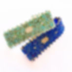 Pulsera artesanal de mujer hecha con rocalla miyuki en verde y plata y azul y dorado