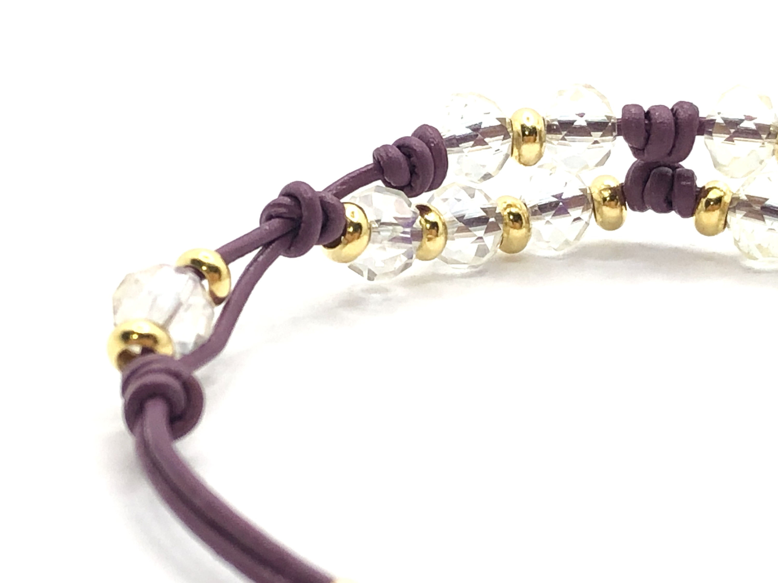 Pulsera chic mujer. Hecha con cuero de color berenjena, cristal de alta calidad y plata chapada en oro.