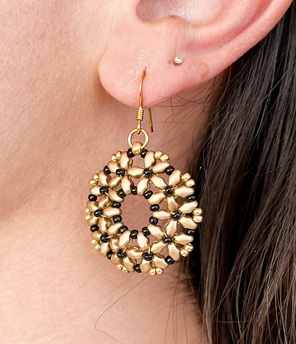 Miniatura: Pendientes mujer redondos blancos. Pendientes flores blancas y dorado. Plata chapada en oro. Pendientes novia