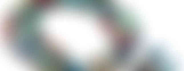 Pulsera de 4 vueltas hecha a mano con cuentas de cristal checo y Miyuki en tonos vibrantes, combinada con cuero azul verdoso. Su diseño bohemio y artesanal la convierte en un accesorio único y versátil, ideal para quienes buscan un complemento colorido y con personalidad. Cierre ajustable con un detalle metálico en forma de árbol de la vida.