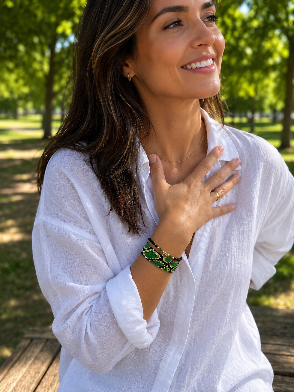 Pulsera artesanal con patrón de serpiente, luciendo en modelo sonriente