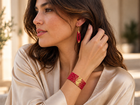 Modelo con pendientes Lía Rojo Vino y pulsera Estela Carmesí de Pulsereamos