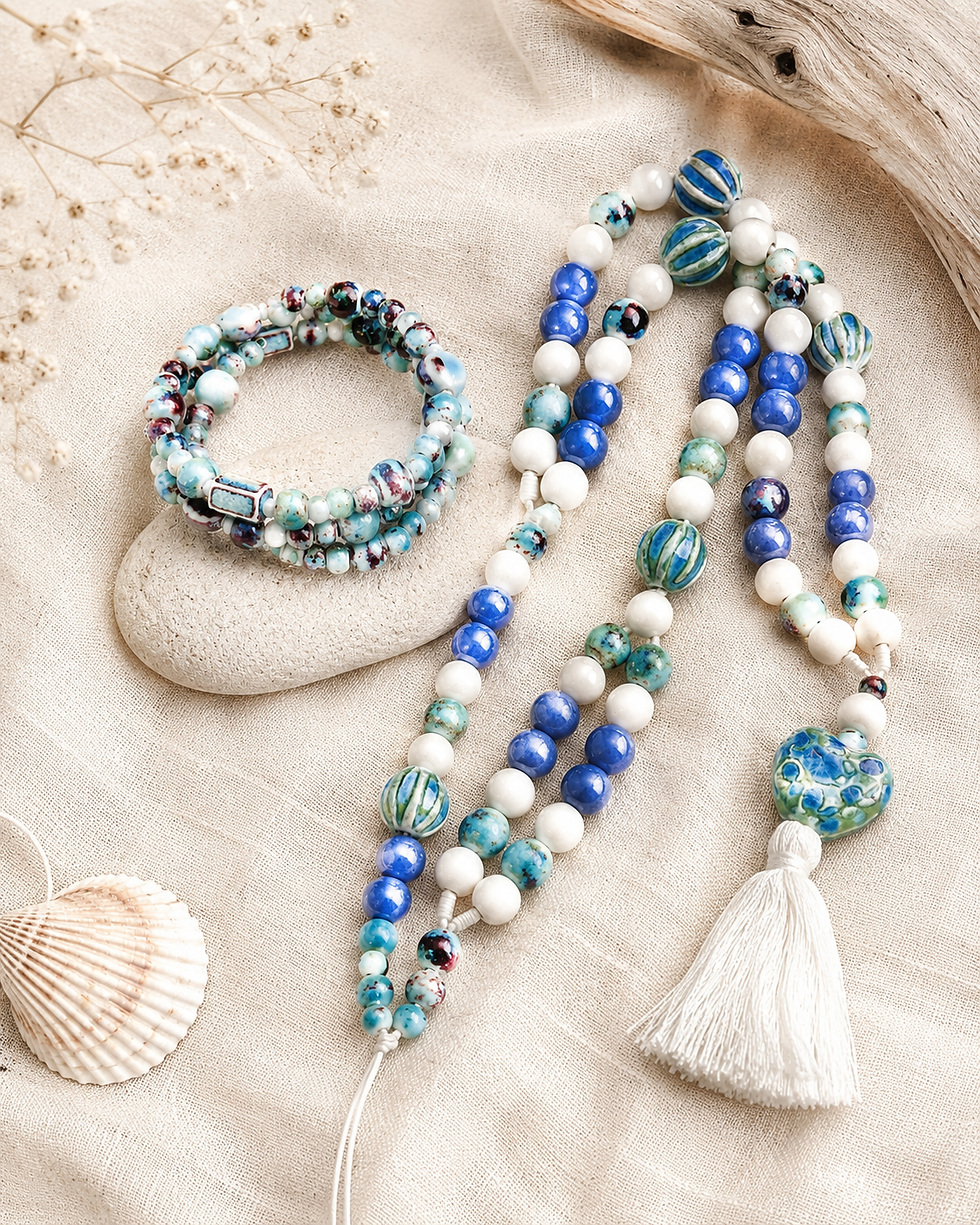 Conjunto de collar y brazalete Mika de estilo boho con cuentas de cerámica azul esmaltada y cristal blanco.
