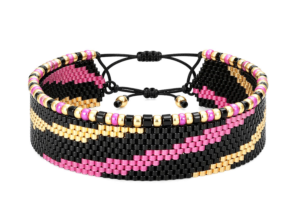 Pulsera artesanal de cuentas Miyuki con diseño geométrico en colores negro, oro y fucsia.