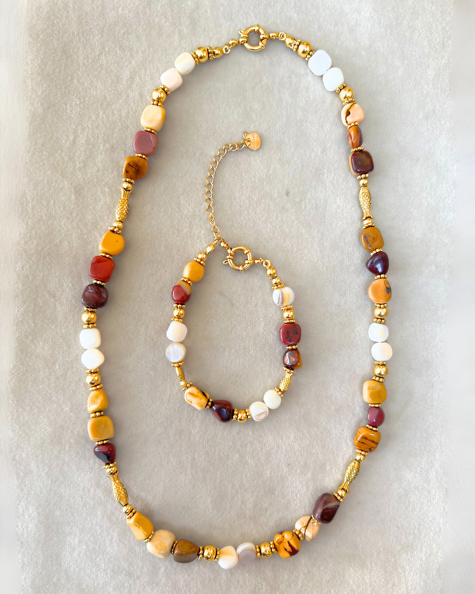Collar largo y pulsera artesanal con piedra natural mokaíta y nácar.