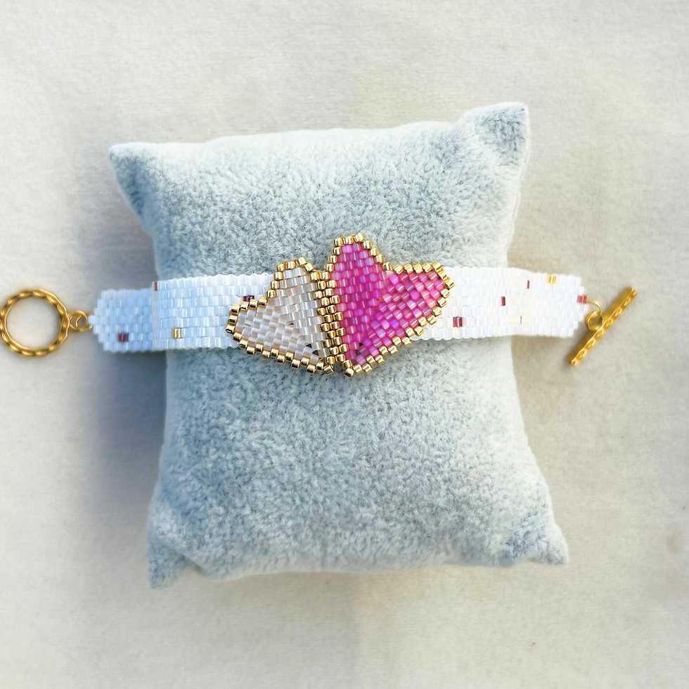 Miniatura: Pulsera Twinsoul con corazones rosa y blanco, hecha a mano con cuentas Miyuki y cierre de acero dorado.