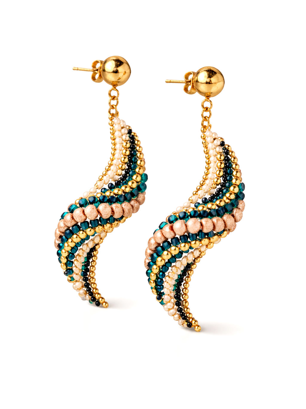 Pendientes Siroco verde teal y arena. Diseño boho chic artesanal en acero dorado hipoalergénico..