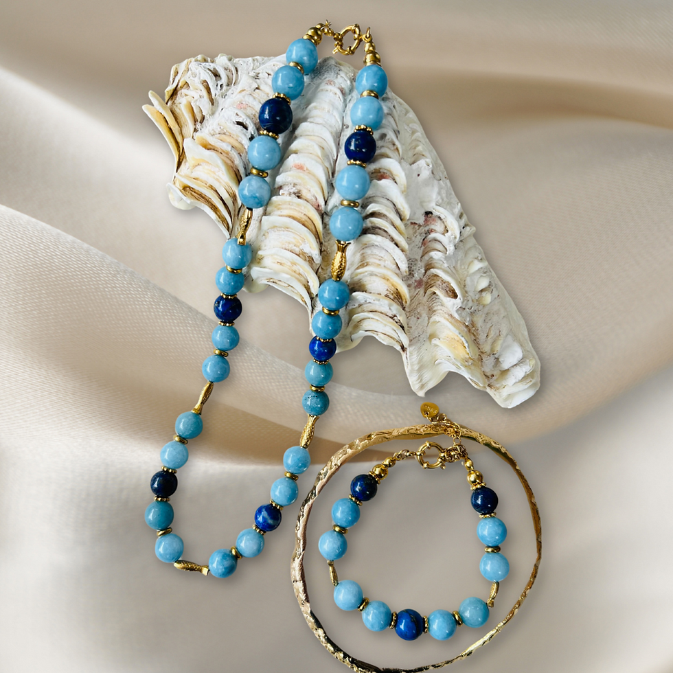 Collar artesanal de calcedonia azul y lapislázuli para mujer, con cierre de acero.