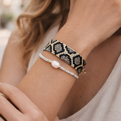 detalle-pulsera-boa-gris-plata-puesta-muñeca.jpg.png