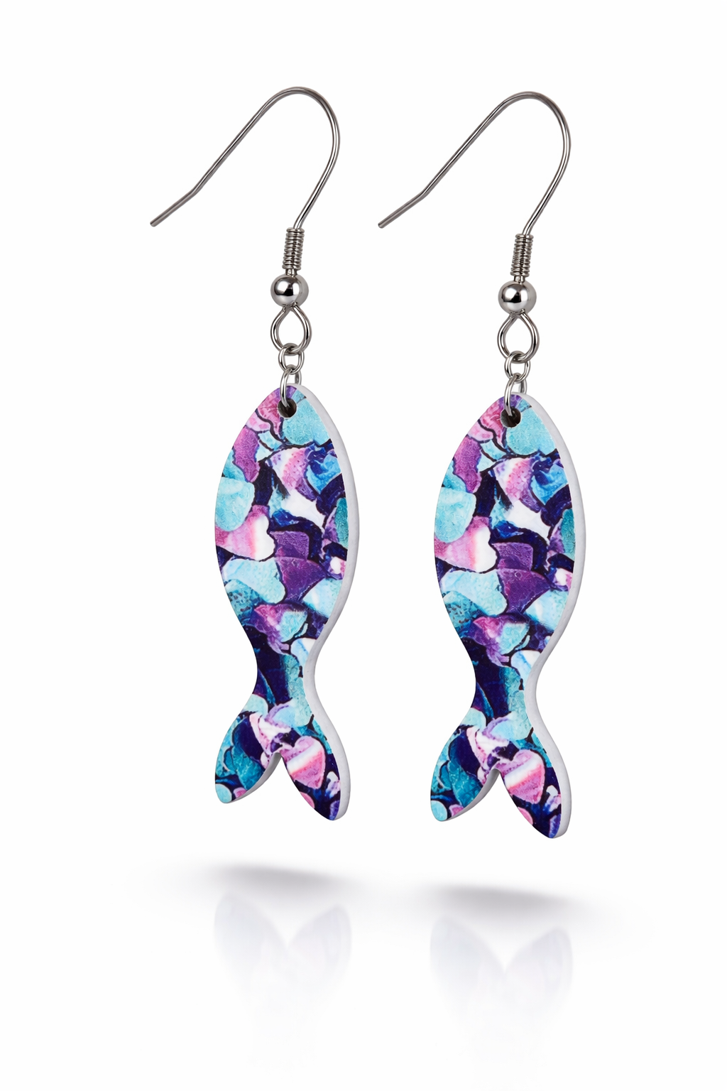 Pendientes en forma de pez modelo Fish fabricados en metacrilato con estampado artístico en tonos azules, violetas y rosas, c