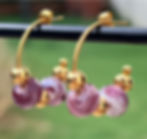 Pendientes Murata hechos a mano con cristal de Murano en tonos púrpura y blanco, combinados con acero dorado hipoalergénico.